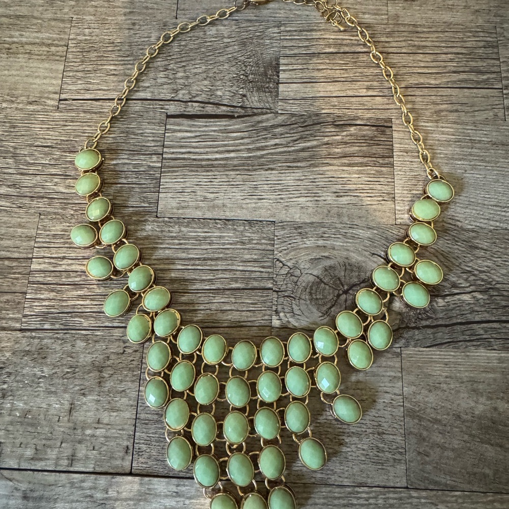 Elegant Green and Gold Necklace Set - Picture 2 of 5